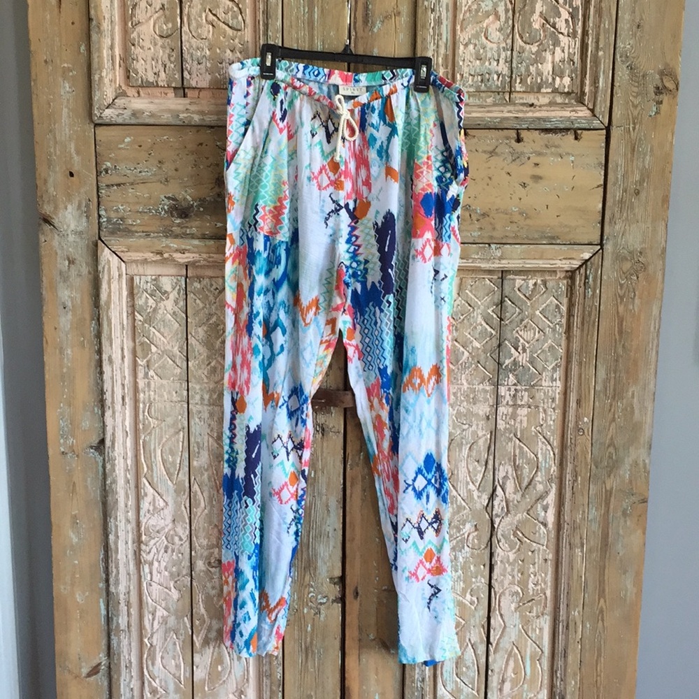 Flowy patterned pants with double pockets